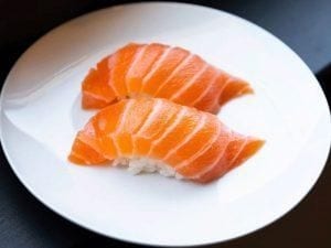 Salmon Sushi (2pcs).