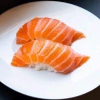 Salmon Sushi (2pcs)